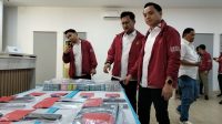 Kasat Reskrim Dan Kanit I Memperlihatkan Barang BUkti Penggerebekan Rumah Markas Judol Di Perumahan Mewah