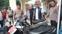 Kapolsek Bengkong AKP Tigor Sidabariba Menunjukkan Barang Bukt
