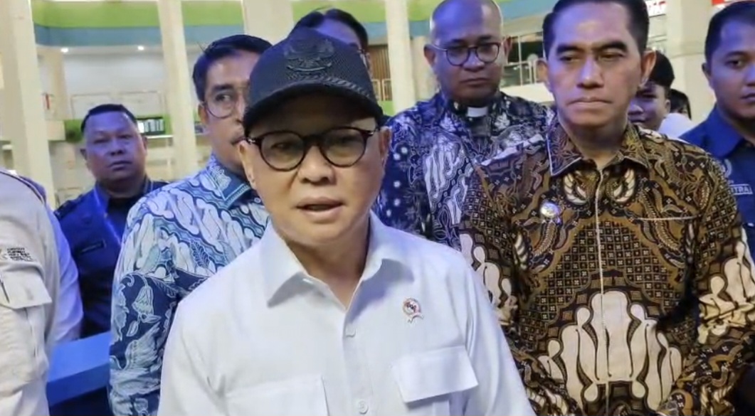 Menteri P2Mi Mukhtarudin Saat Memberikan Keterangan Pers Di Pelabuhan Ferry Internasional Batam Centre.