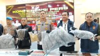 Kapolresta Barelang KOmbes anggoro Dan Kasat Narkoba Kompol Arsyad menunjukkan ribuan barang bukti Vape Narkoba