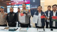 Kapolresta Barelang Dan Kasat Reskrim POlresta Barelang Menunjukkan Barang Bukti