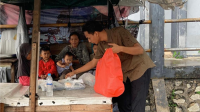 Yosef Parlindungan Pegawai Imigrasi Batam Memberikan Bantuan Jumat Berkah Kepada Warga Batam.
