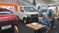 Karyawan Adira Finance Berpose Di Sela, Sela Pameran