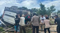 Petugas Satlantas Polresta Barelang Evakuasi Bus Yang Terguling Petugas Satlantas Polresta Barelang Evakuasi Bus Yang Terguling
