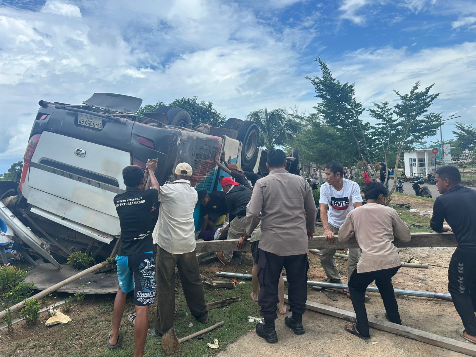 Petugas Satlantas Polresta Barelang Evakuasi Bus Yang Terguling