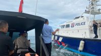 Delapan ABK Kapal Yang Tenggelam Dievakuasi OLeh Petugas Dari Kapal Patroli Singapura Delapan ABK Kapal Yang Tenggelam Dievakuasi OLeh Petugas Dari Kapal Patroli Singapura