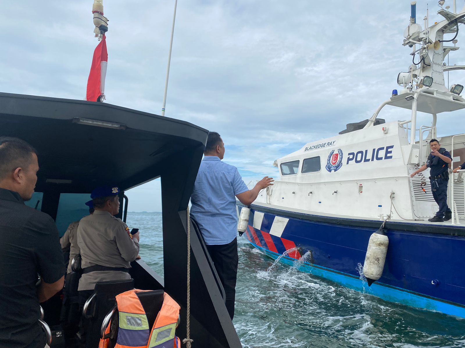 Delapan ABK Kapal Yang Tenggelam Dievakuasi OLeh Petugas Dari Kapal Patroli Singapura