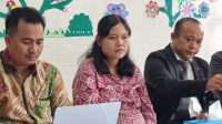 Kepala Sekolah Play Group Djuwita Lidyawati Siadari memberikan keterangan Pers Didampingi Kuasa Hukumnya. Kepala Sekolah Play Group Djuwita Lidyawati Siadari memberikan keterangan Pers Didampingi Kuasa Hukumnya.