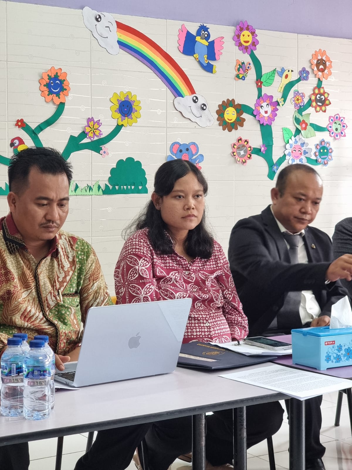 Kepala Sekolah Play Group Djuwita Lidyawati Siadari memberikan keterangan Pers Didampingi Kuasa Hukumnya.