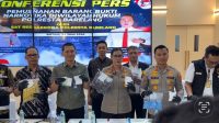Kabid Humas Polda Kepri Dan Wakapolresta Barelang Serta Kasat Narkoba Polresta Barelang Menunjukkan Barang Bukti, Kabid Humas Polda Kepri Dan Wakapolresta Barelang Serta Kasat Narkoba Polresta Barelang Menunjukkan Barang Bukti,