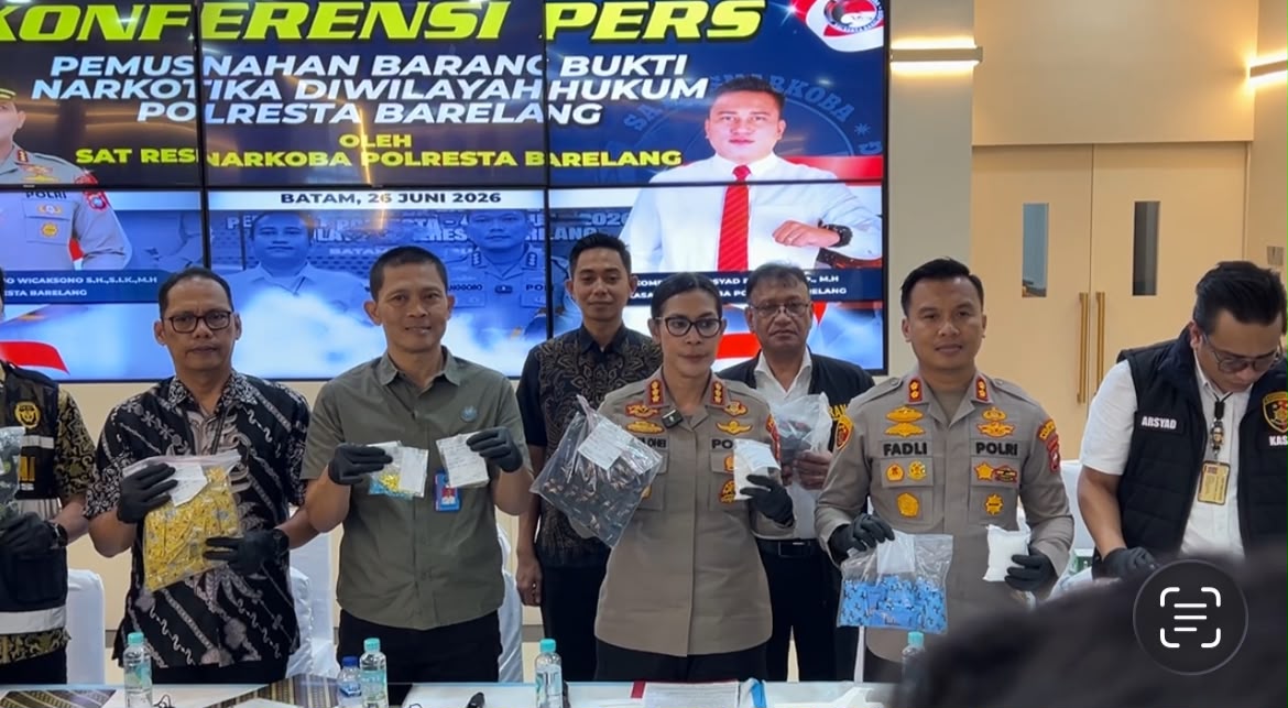 Kabid Humas Polda Kepri Dan Wakapolresta Barelang Serta Kasat Narkoba Polresta Barelang Menunjukkan Barang Bukti,