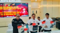 Kasat Reskrim Polresta Barelang Kompol Debbie Tri Andestrian Menunjukkan Barang Bukti. Kasat Reskrim Polresta Barelang Kompol Debbie Tri Andestrian Menunjukkan Barang Bukti.