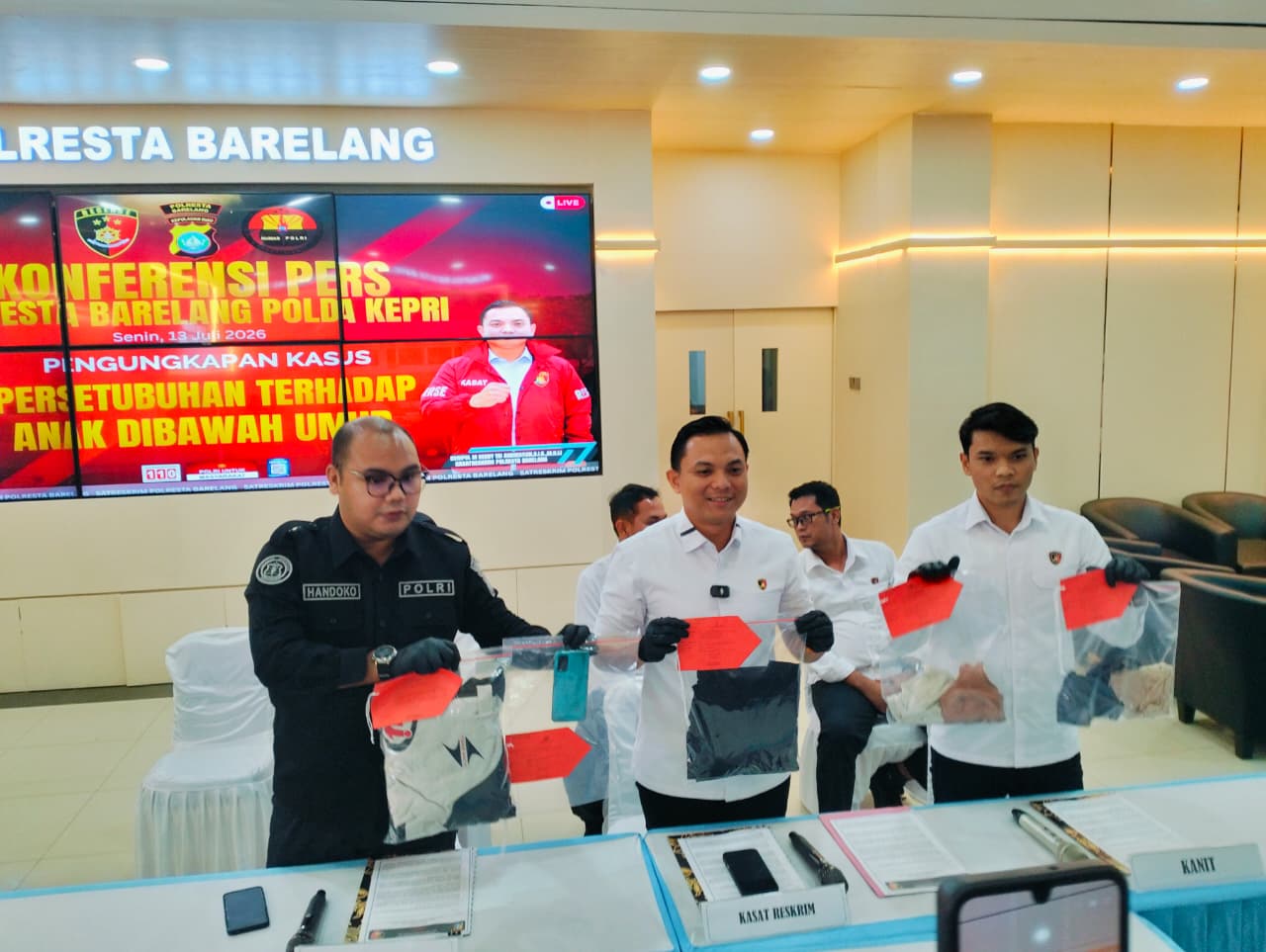 Kasat Reskrim Polresta Barelang Kompol Debbie Tri Andestrian Menunjukkan Barang Bukti.
