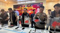 Kasat Reskrim Polresta Barelang Kompol Debby Tri Andrestian Dan Kapolsek Nongsa Kompol Eriman Menunjukkan Barang Bukti Kasat Reskrim Polresta Barelang Kompol Debby Tri Andrestian Dan Kapolsek Nongsa Kompol Eriman Menunjukkan Barang Bukti