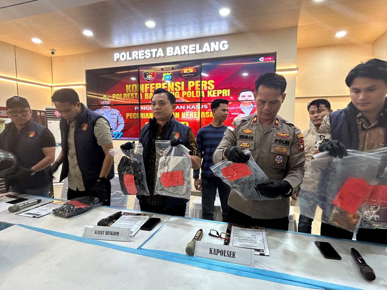 Kasat Reskrim Polresta Barelang Kompol Debby Tri Andrestian Dan Kapolsek Nongsa Kompol Eriman Menunjukkan Barang Bukti