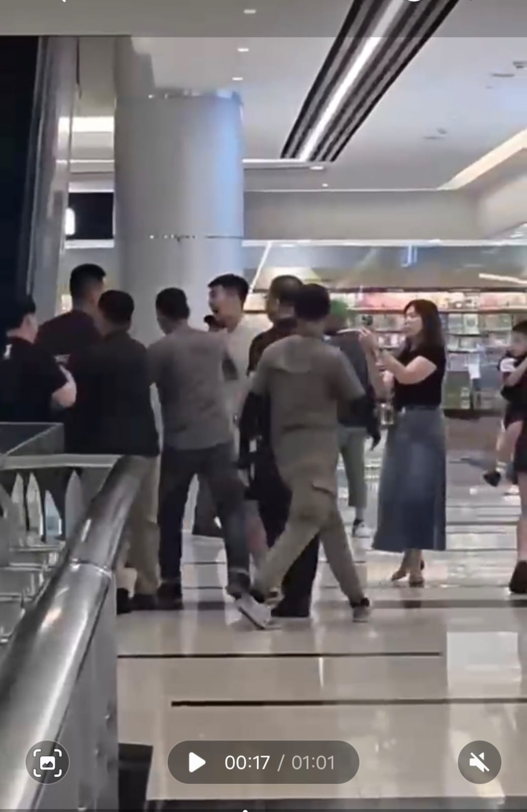 Tangkapan Layar Keributan Pengunjung Di Mall Batam