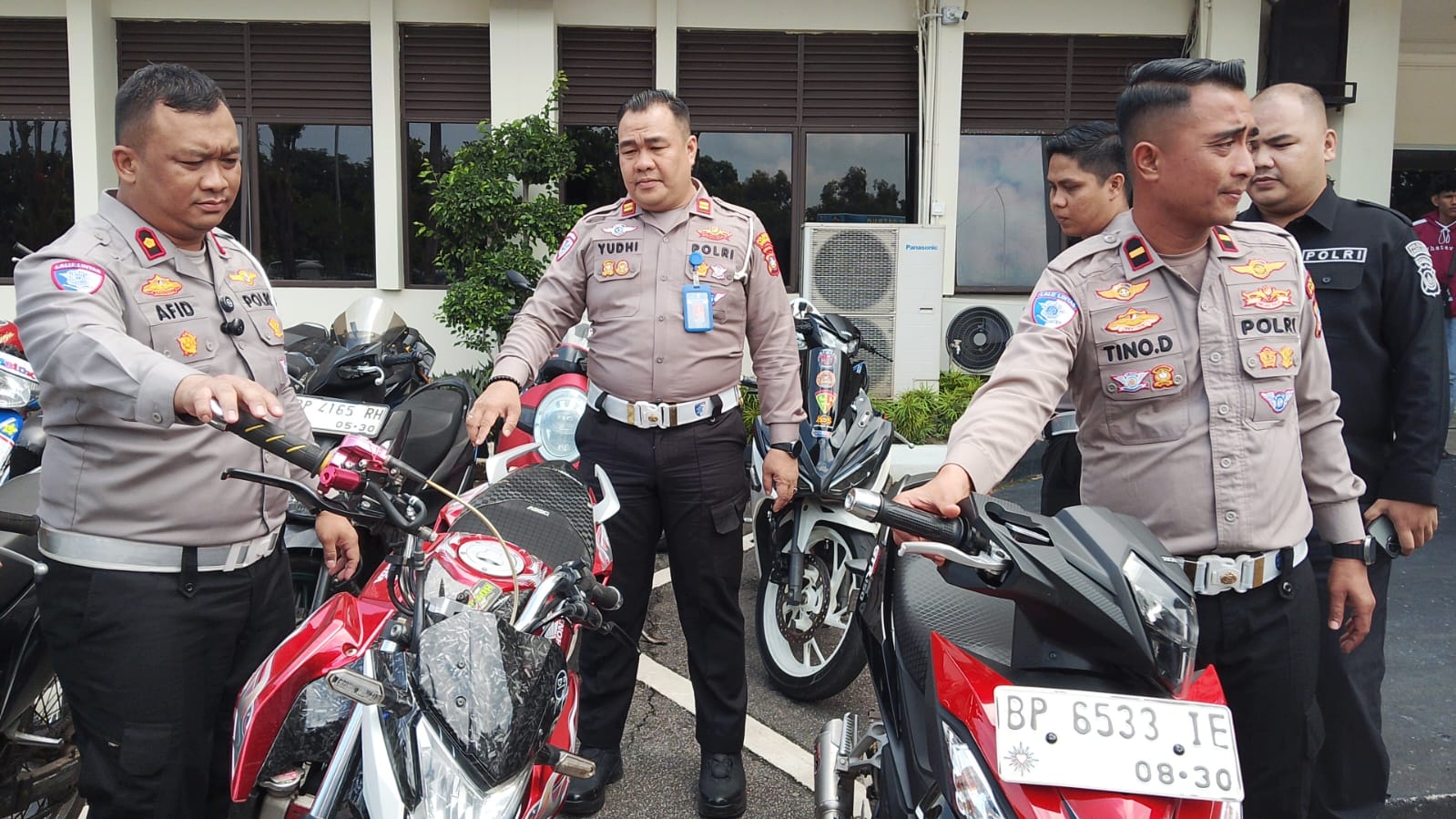 Kasat Lantas Kompol Afiditya Arief Wibowo Menunjukkan Motor Motor Yang Diamankan Karena Menggunakan Knalpot Brong Dan Motor Balap Liar