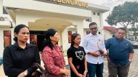 Ibu Yehezkiel Dan Kuasa Hukum Tersangka Mendatangi Polsek Bengkong. Ibu Yehezkiel Dan Kuasa Hukum Tersangka Mendatangi Polsek Bengkong.