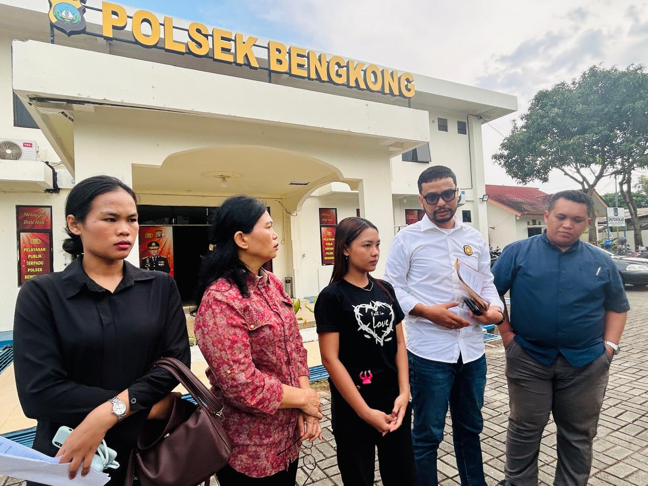 Ibu Yehezkiel Dan Kuasa Hukum Tersangka Mendatangi Polsek Bengkong.