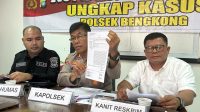 Kapolsek Bengkong AKP Tigor Sidariba Menjelaskan Kronologi Penahanan Yehezkiel Korban Pengeroyokan Di Homer Stay Di Pasir Putih. Kapolsek Bengkong AKP Tigor Sidariba Menjelaskan Kronologi Penahanan Yehezkiel Korban Pengeroyokan Di Homer Stay Di Pasir Putih.