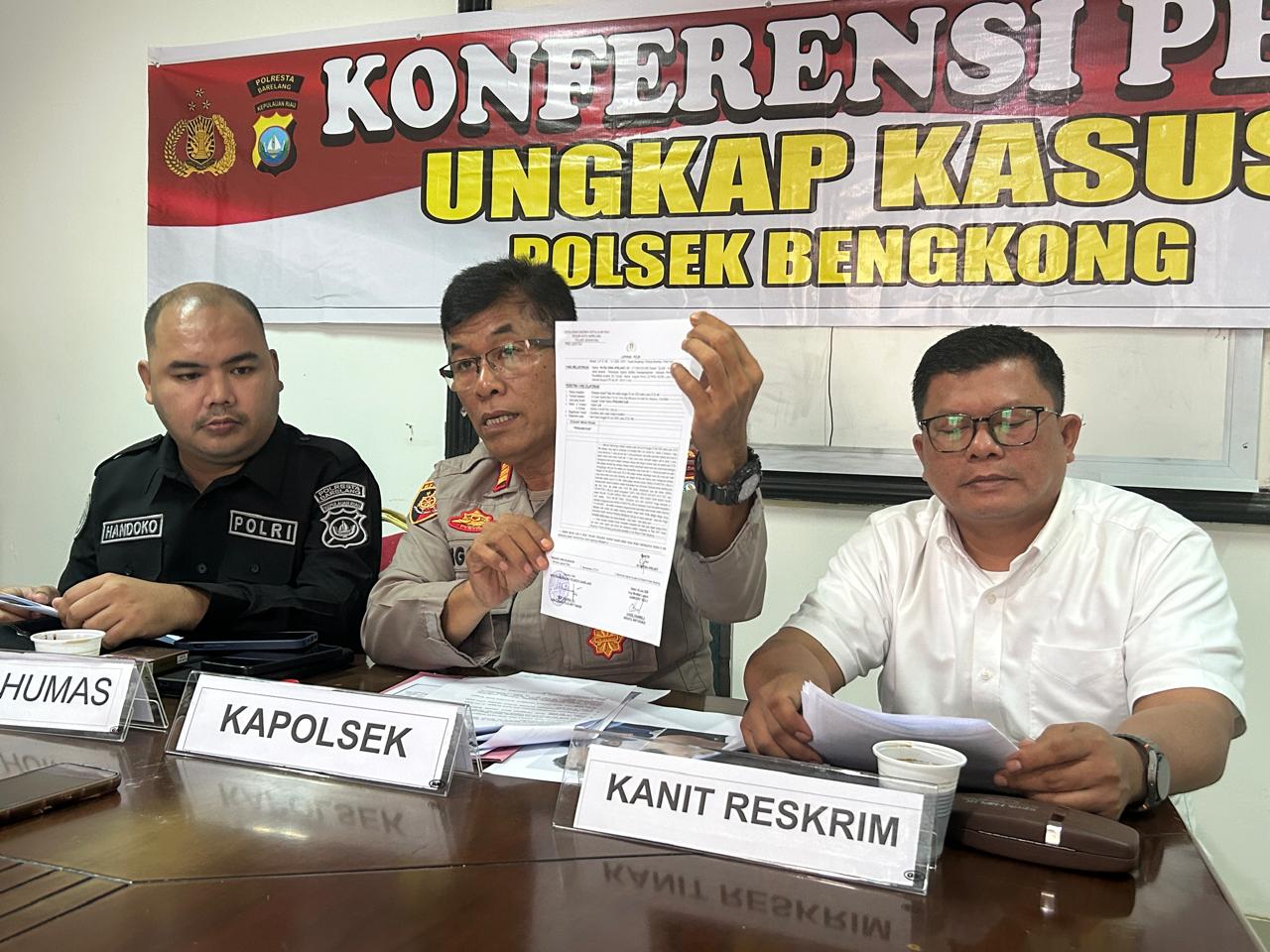 Kapolsek Bengkong AKP Tigor Sidariba Menjelaskan Kronologi Penahanan Yehezkiel Korban Pengeroyokan Di Homer Stay Di Pasir Putih.