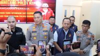 Kapolresta Barelang Kombes anggoro Wicaksono Didampingi Wakasat Reskrim Dan Kapolsek bengkong Memberikan Keteraangan Pers Terkait Perkembangan Perkara Pengeroyokan Dan Penganiayaan Yang Terjadi Di Homestay Mimicoco Bengkong. Kapolresta Barelang Kombes anggoro Wicaksono Didampingi Wakasat Reskrim Dan Kapolsek bengkong Memberikan Keteraangan Pers Terkait Perkembangan Perkara Pengeroyokan Dan Penganiayaan Yang Terjadi Di Homestay Mimicoco Bengkong.
