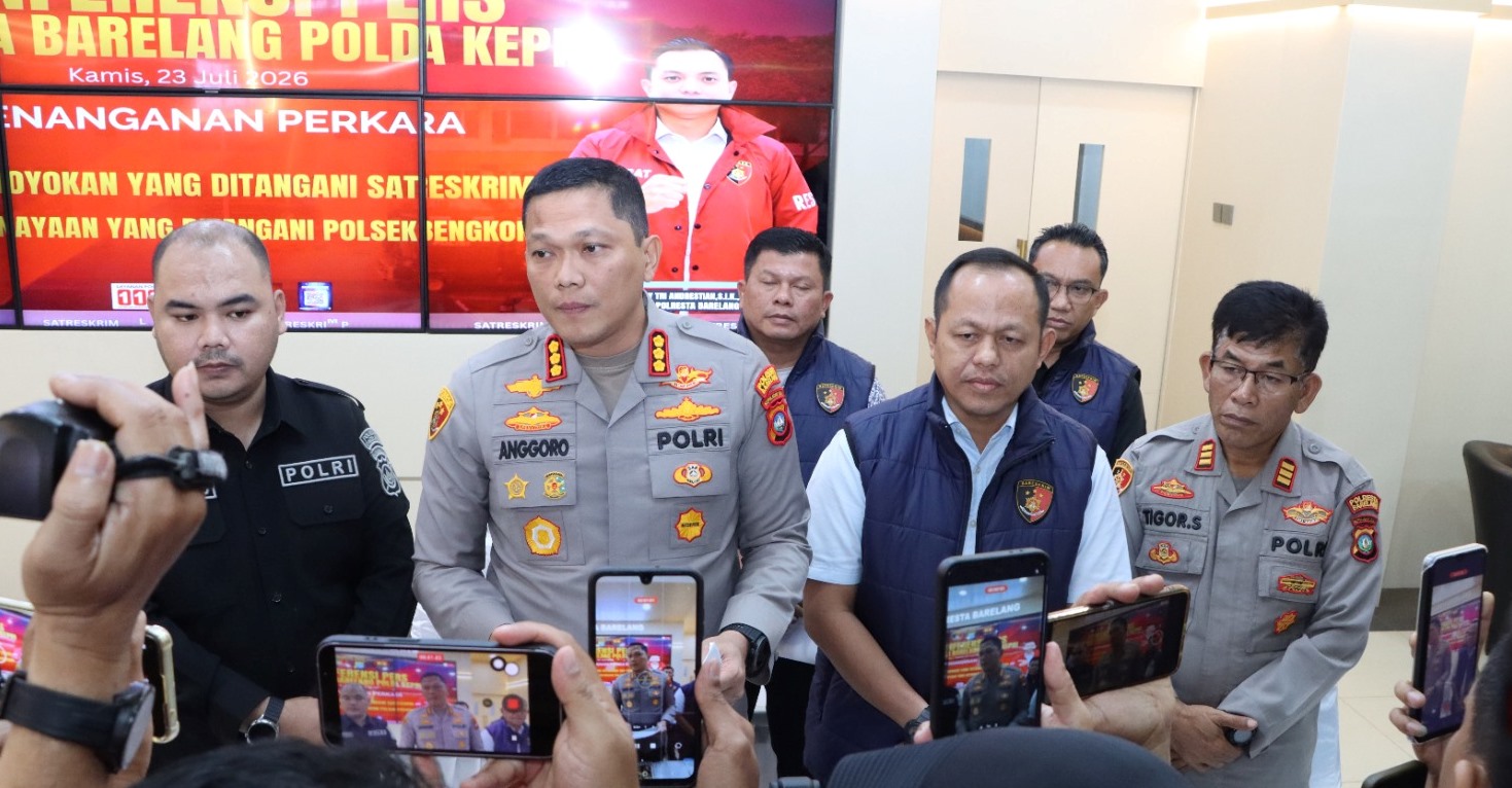 Kapolresta Barelang Kombes anggoro Wicaksono Didampingi Wakasat Reskrim Dan Kapolsek bengkong Memberikan Keteraangan Pers Terkait Perkembangan Perkara Pengeroyokan Dan Penganiayaan Yang Terjadi Di Homestay Mimicoco Bengkong.