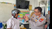 Kasat Lantas Polresta Barelang Memakaikan Helm Keselamatan Di Salah Satu Sekolah Kasat Lantas Polresta Barelang Memakaikan Helm Keselamatan Di Salah Satu Sekolah.