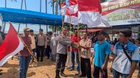 Kapolsek Galang Iptu Hendrizal Menyerahkan Bendera Merah Putih Kepada Perwakilan Warga Sembulang, Kecamatan Galang Kapolsek Galang Iptu Hendrizal Menyerahkan Bendera Kepada Perwakilan Warga Sembulang, Kecamatan Galang