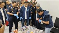 Petugas BNN Dan Bea Cukai Batam Meninjau Barang Bukti Vape Etomidate Dan Narkotika Di Kos Kos An Elit Di Kawasan Batu Ampar Batam Petugas BNN Dan Bea Cukai Batam Meninjau Barang Bukti Vape Etomidate Dan Narkotika Di Kos Kos An Elit Di Kawasan Batu Ampar Batam