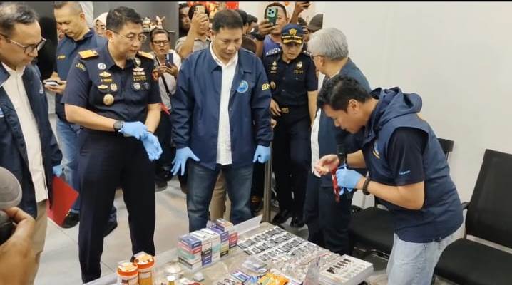 Petugas BNN Dan Bea Cukai Batam Meninjau Barang Bukti Vape Etomidate Dan Narkotika Di Kos Kos An Elit Di Kawasan Batu Ampar Batam