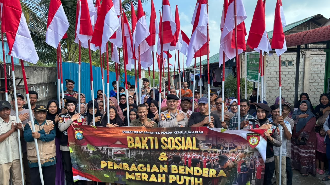 Dirsamapta Polda Kepri Kombes Pol Budi Setiyono Bersama warga RW 05 Kampung Tua Batu Merah,