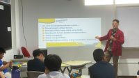 Mahasiswa Psikologi Universitas Muhammadiyah Surabaya Saat Memberikan Materi Di Serkolah Monte Sienna Batam. Mahasiswa Psikologi Universitas Muhammadiyah Surabaya Saat Memberikan Materi Di Serkolah Monte Sienna Batam.