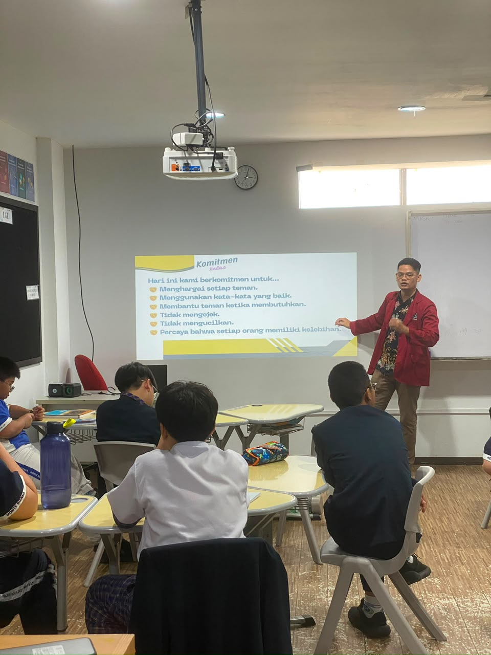 Mahasiswa Psikologi Universitas Muhammadiyah Surabaya Saat Memberikan Materi Di Serkolah Monte Sienna Batam.