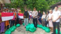 Kapolsek Belakang Padang Akp Asril Bersama Warga Saat Membagikan Paket Sembako Dan Bendera Merah Putih.