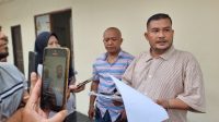 Pengacara Kelompok Bermain (KB) atau Playgroup Djuwita dari kantor hukum DMHS and Associates Handrianto Sianipar didampingi rekannya Marnaek Tua Simarmata Memberikan Keterangan Pers Kepada Awak Media.