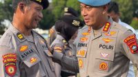 Kabid Propam Polda Kepri, Kombes Pol Eddwi Kurniyanto Memeriksa Ponsel Anggota Polisi Polda Kepri.