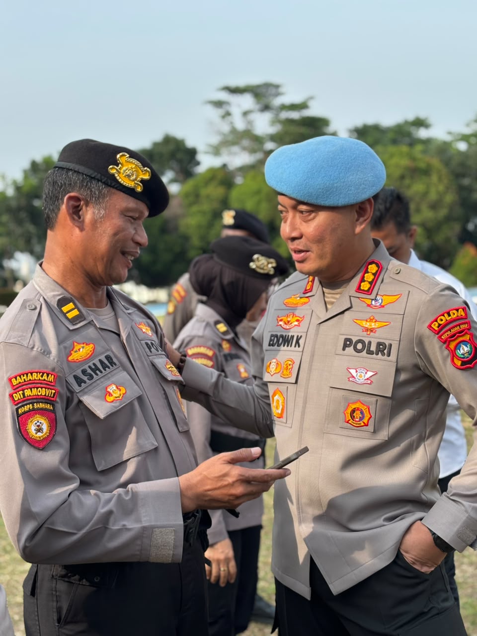 Kabid Propam Polda Kepri, Kombes Pol Eddwi Kurniyanto Memeriksa Ponsel Anggota Polisi Polda Kepri.