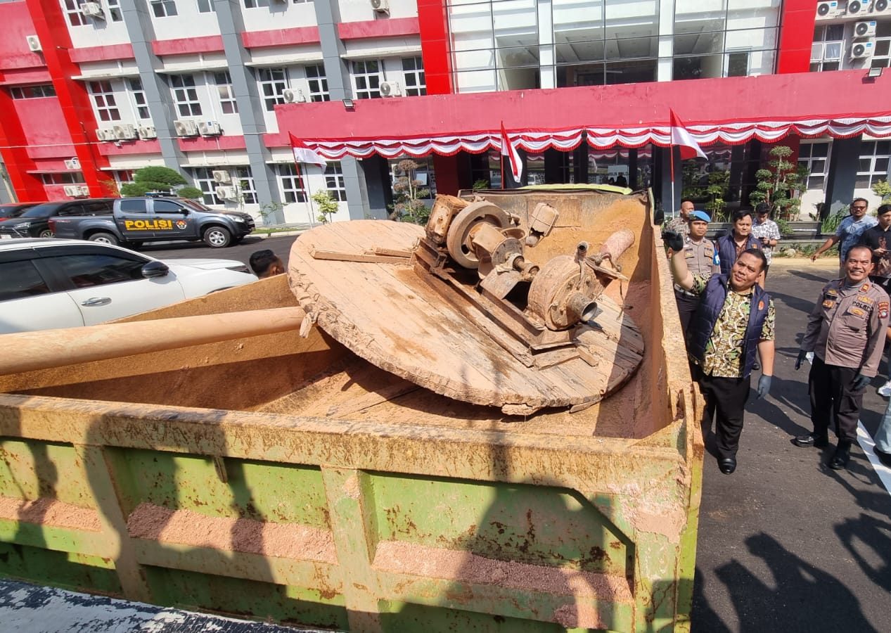 Wakil Direktur Reskrimsus Polda Kepri AKBP Juleigtin Siahaan saat didampingi Kanit 1 Tipidter Ditreskrimsus Polda Kepri Kompol Arif Ridho dan Paur 1 Subdit Penmas Bidang Humas Polda Kepri Iptu Zulfan T Rambe Meninjau Barang Bukti
