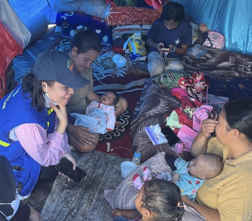 Tim FETP saat turun ke pusat pengungsi di Manggarai, Nusa Tenggara Timur beberapa waktu lalu. F Kedubes AS
