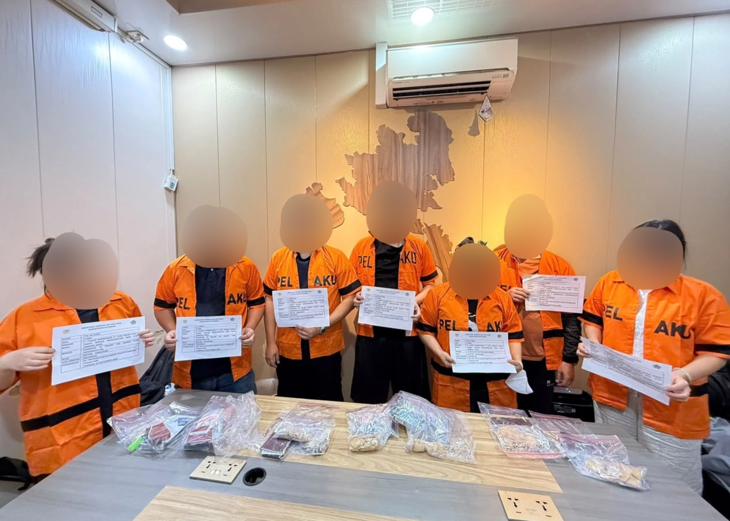 Para Pelaku Penyelundupan Bubuk Emas Padat Yang Diamankan Bea Cukai Batam.
