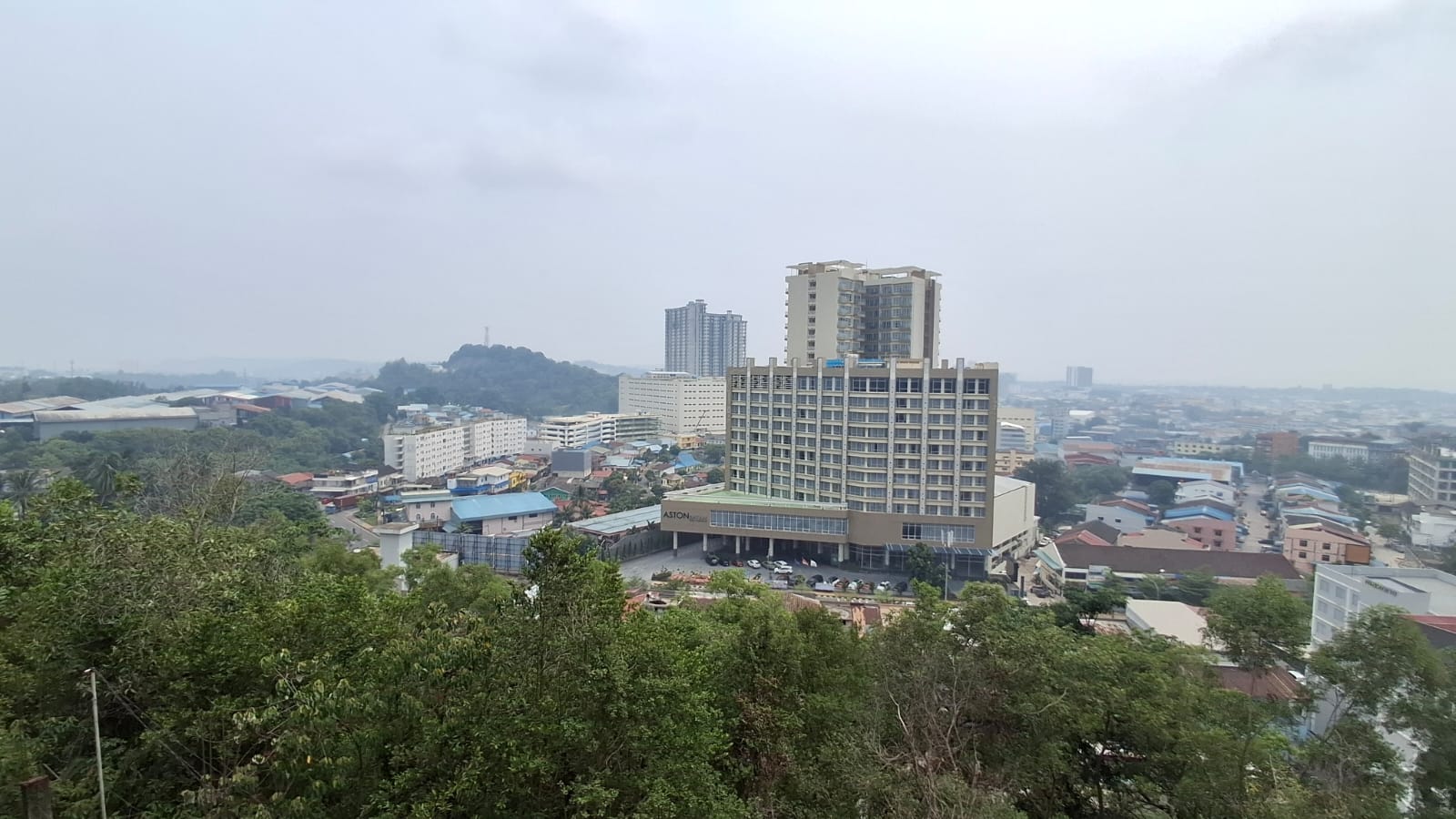 Kabut Asap Kiriman Akibat Kebakaran Lahan Di Beberapa Wilayah Sumatera Menyelimuti Beberapa wilayah Di Batam
