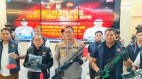 Kapolresta Barelang Kombes Anggoro Wicaksono Didampingi Kasat Reskrim Polresta Barelang Kompol Agung Tri Poerbowo Menunjukkan Barang Bukti Senapan Angin Dan Tombak Yang Disita Dari Bentrokan Di Setokok.
