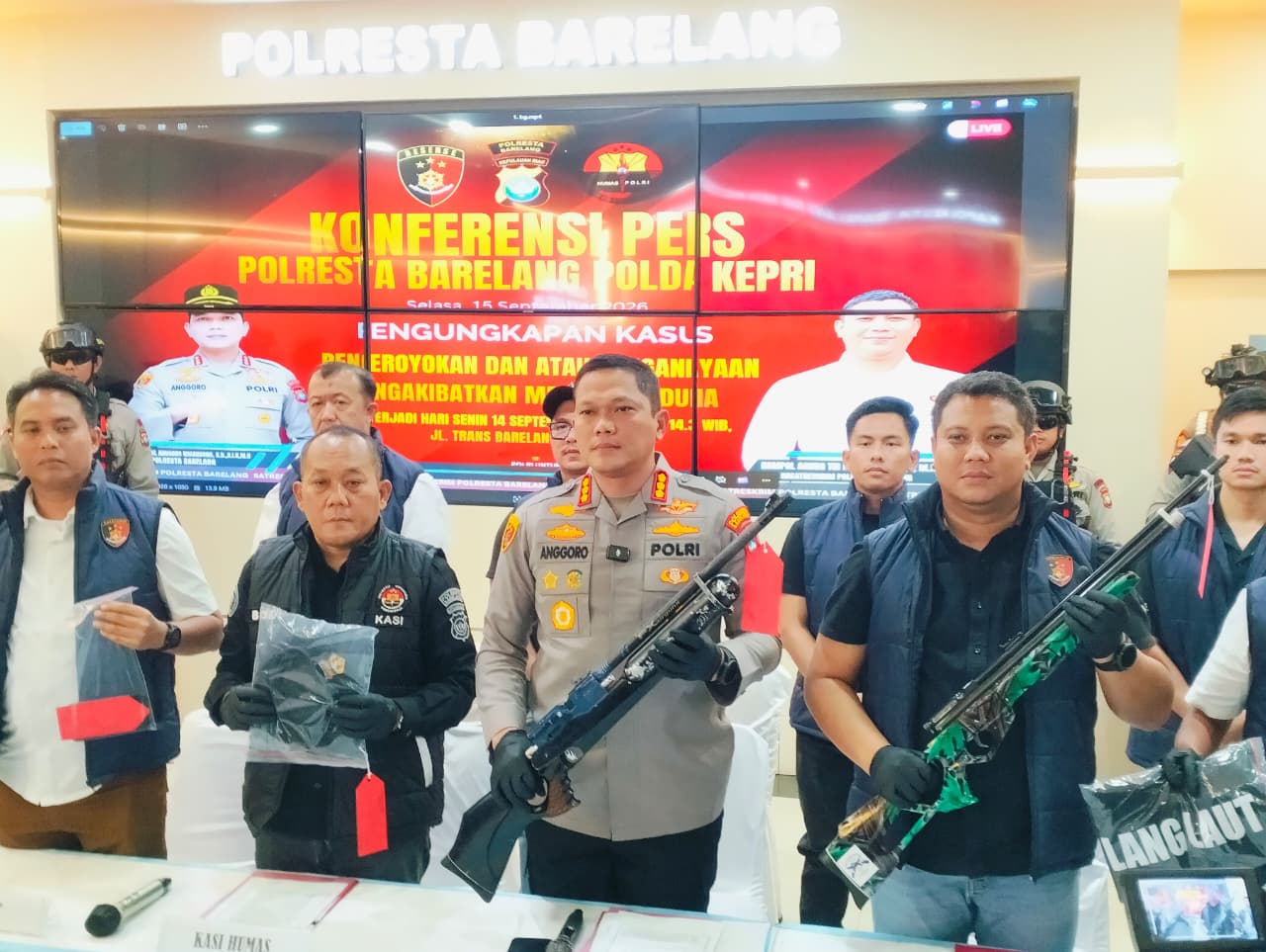 Kapolresta Barelang Kombes Anggoro Wicaksono Didampingi Kasat Reskrim Polresta Barelang Kompol Agung Tri Poerbowo Menunjukkan Barang Bukti Senapan Angin Dan Tombak Yang Disita Dari Bentrokan Di Setokok.