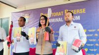 Kabid Humas Polda Kepri, Kombes. Pol. Nona Pricilia Ohei Dan Direktur Reserse Kriminal Umum (Dirkrimum) Polda Kepri, Kombes. Pol. Ronni Bonic Menunjukkan Barang Bukti Kabid Humas Polda Kepri, Kombes. Pol. Nona Pricilia Ohei Dan Direktur Reserse Kriminal Umum (Dirkrimum) Polda Kepri, Kombes. Pol. Ronni Bonic Menunjukkan Barang Bukti