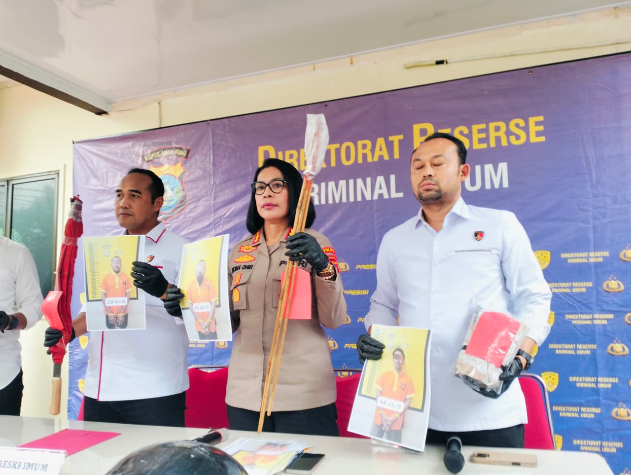 Kabid Humas Polda Kepri, Kombes. Pol. Nona Pricilia Ohei Dan Direktur Reserse Kriminal Umum (Dirkrimum) Polda Kepri, Kombes. Pol. Ronni Bonic Menunjukkan Barang Bukti