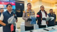 Kapolresta Barelang Kombes Anggoro Wicaksono Dan Kasat Reskrim Kompol Agung Polresta Tri Poerbowo Menunjukkan Barang Bukti. Kapolresta Barelang Kombes Anggoro Wicaksono Dan Kasat Reskrim Kompol Agung Polresta Tri Poerbowo Menunjukkan Barang Bukti.