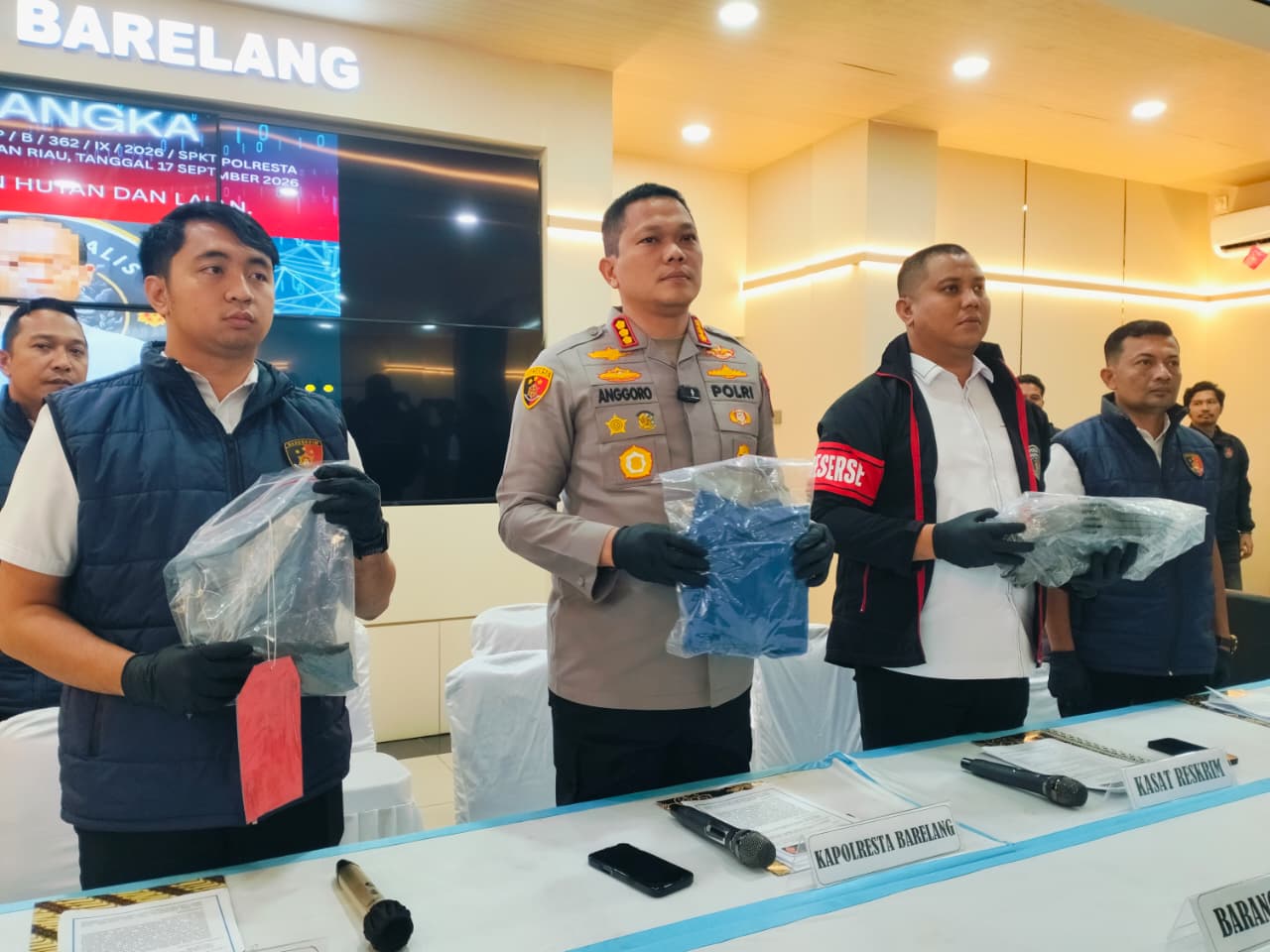 Kapolresta Barelang Kombes Anggoro Wicaksono Dan Kasat Reskrim Kompol Agung Polresta Tri Poerbowo Menunjukkan Barang Bukti.