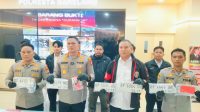 Kapolresta Barelang Kombes Anggoro Kapolresta Barelang Kombes Anggoro Wicaksono Dan Jajarannya Menunjukkan Barang Bukti Plat Palsu.