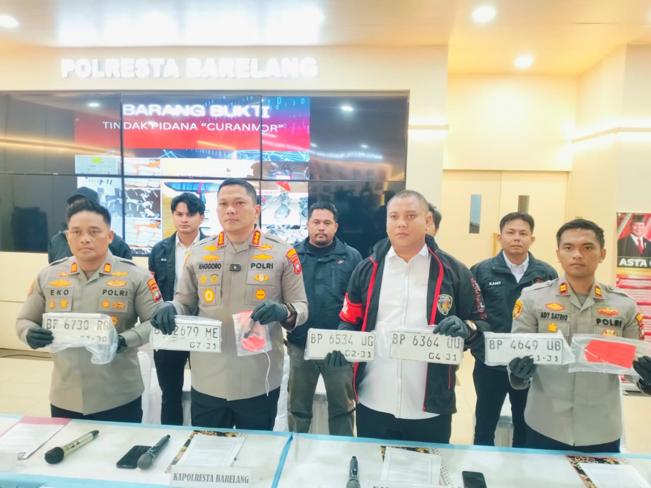 Kapolresta Barelang Kombes Anggoro Wicaksono Dan Jajarannya Menunjukkan Barang Bukti Plat Palsu.